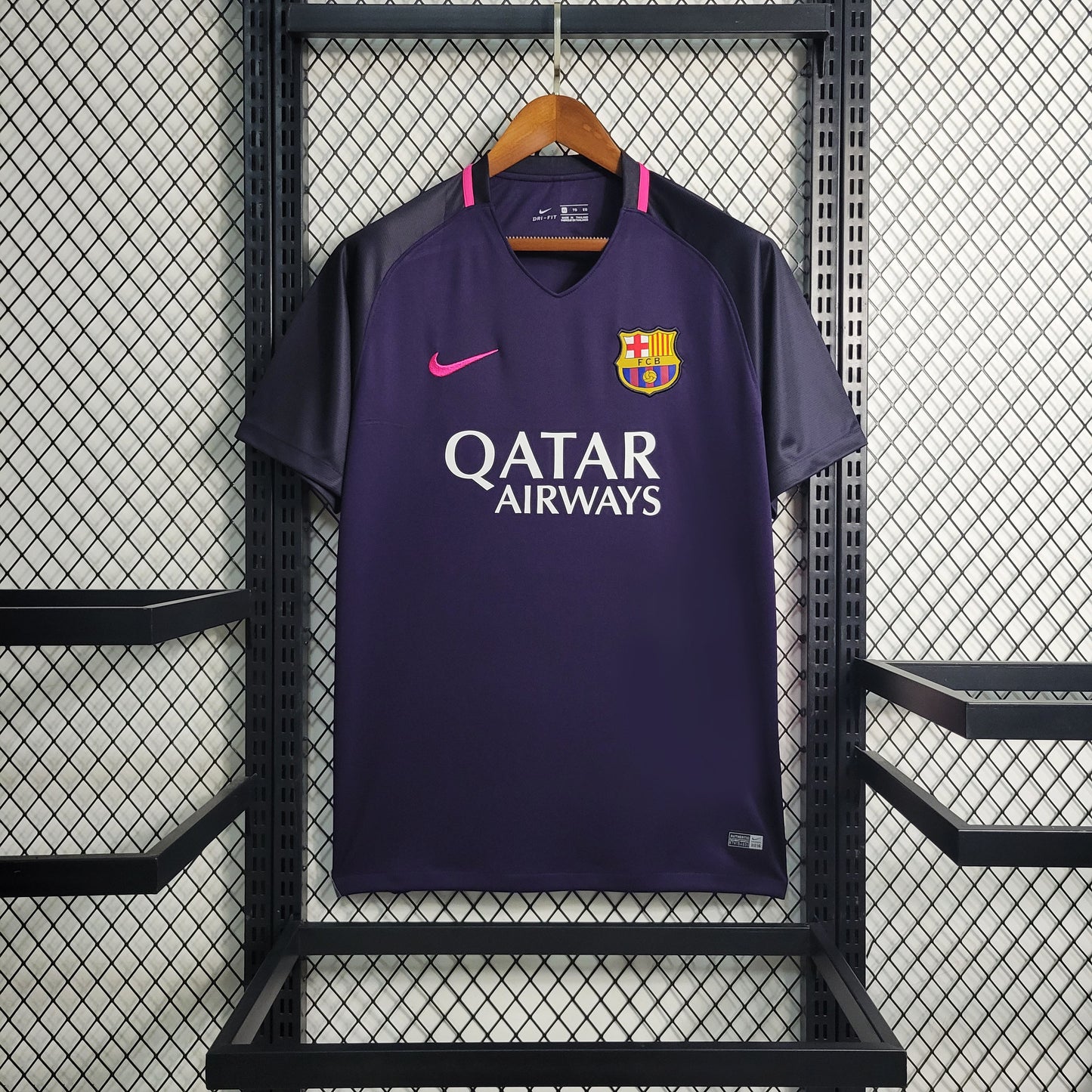 Barcelona 16-17 Away (RETRO)